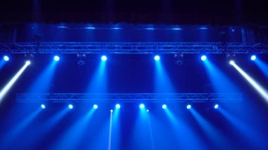 Konser salonundaki sahne aydınlatma ekipmanlarından mavi ışık