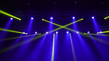 Konser salonundaki sahne aydınlatma ekipmanlarının ışığı.