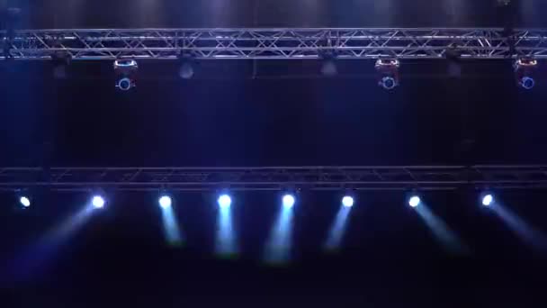 Konser Salonundaki Sahne Aydınlatma Ekipmanlarından Gelen Mavi Işık — Stok video
