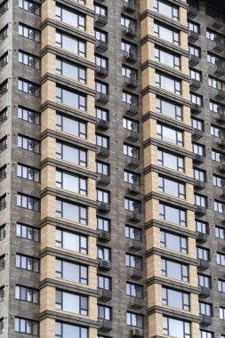 Dışarıdan çok katlı yeni bir binanın daireleri. Yeni inşa edilmiş bir apartmanın ön cephesi ve pencereleri