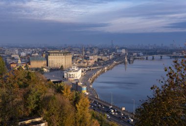 Kyiv Podil 'in tarihi merkezi sabah güneşiyle aydınlandı