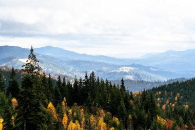 Manzaralı renkli dağ manzarası. Sonbaharda Karpat Dağları 'nın manzarası. Gökyüzündeki bulutlar