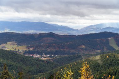 Manzaralı renkli dağ manzarası. Sonbaharda Karpat Dağları 'nın manzarası. Gökyüzündeki bulutlar
