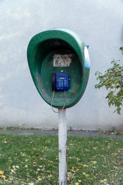 Eski mavi telefon (ankesörlü telefon). Çalışmayan, düğmeleri olan eski bir ankesörlü telefonun dokusu.