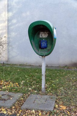 Eski mavi telefon (ankesörlü telefon). Çalışmayan, düğmeleri olan eski bir ankesörlü telefonun dokusu.
