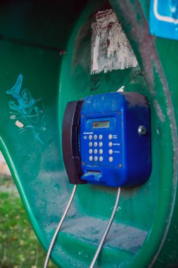 Eski mavi telefon (ankesörlü telefon). Çalışmayan, düğmeleri olan eski bir ankesörlü telefonun dokusu.