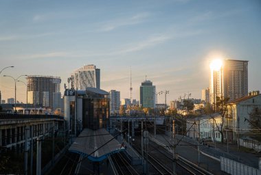 Güneşli bir günde şehir tren istasyonunun Kyiv ilçesi