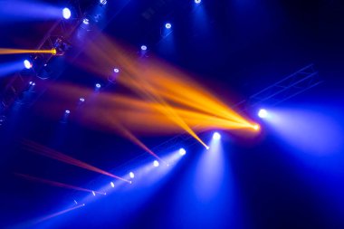 Partinin Arkaplan Işığı Konseri. Konserde renkli ışık, müzik festivali. Kutlama partisi, yıldırım gösterisi