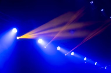 Partinin Arkaplan Işığı Konseri. Konserde renkli ışık, müzik festivali. Kutlama partisi, yıldırım gösterisi