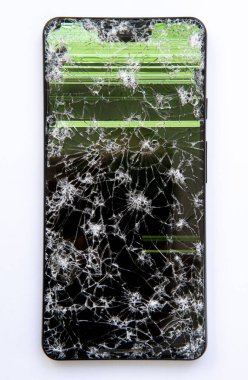 Kırık ekranlı akıllı telefon camda çatlak çizgileri gösteriyor.