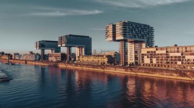 Cologne, Almanya 'da mavi gökyüzü geçmişi üzerine modern iş merkezi. Kologne Kranhaus - Rhine kıyısındaki güzel panoramik manzaralı modern binalar kompleksi