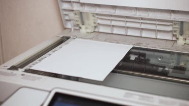 Bir ofis tarayıcısı bir A4 belgesini tarama işlemini gerçekleştirir