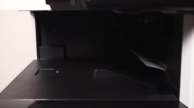 Belgeler A3 yazıcıdan çıktıktan sonra gelir