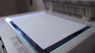 Bir ofis tarayıcısı bir A3 belgesini tarama işlemini gerçekleştirir