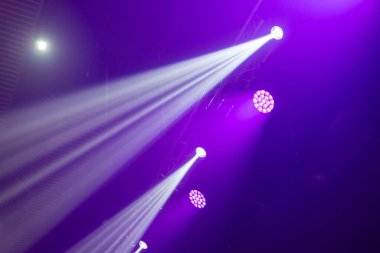 Sahne ışıkları sahnenin üstündeki metal yapılarda bulunuyor. Mavi, mor ve pembe ışıklar yayarlar..