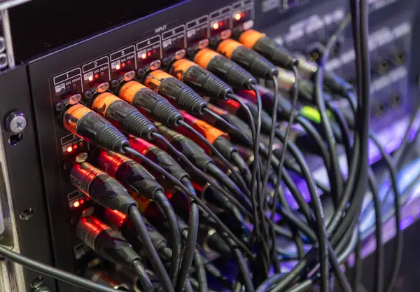 Bir karıştırma konsoluna ya da ses arayüzüne takılı ses kablolarının xlr mikrofon prizleri. Sahne ekipmanı ve ses mühendisliği