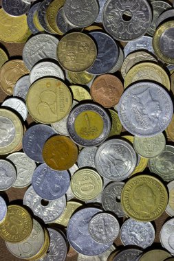 Farklı altın ve gümüş collector's sikkeleri üzerinde ahşap masa, yumuşak odak arka plan