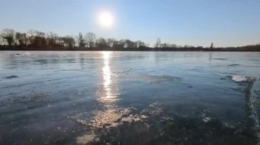 Nehirde şeffaf buz tabakası