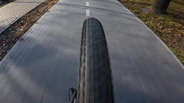 Bisiklet yolunda bisiklet sürmek, arka tekerleğin dikiz manzarası