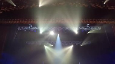 Parti Konserinin Soyut Arkaplan Işığı. Konserde renkli ışık, müzik festivali. Kutlama partisi, yıldırım gösterisi
