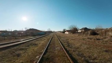 Raylarda hareket var. Demiryolu taşımacılığı. Erken bahar, güneşli gün