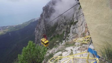 Havadan kaldırma, yolcuları teleferik boyunca sorunsuzca süzülerek dağa çıkarır. Yoğun ormanlarla çevrelenmiş manzaranın nefes kesici manzarası. Doğanın üzerinde huzurlu ve pitoresk bir yolculuk