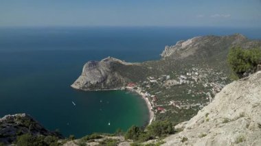 Dağın tepesinden sahil kasabasına güzel bir körfez manzarası