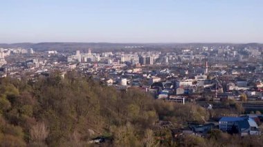 Sabah ışığında Lviv 'in sanayi bölgesinin panoramik görüntüsü, fabrikalar, bacalar, depolar ve demiryolları yumuşak bir gökyüzü altında uzanan, kentsel yapıyı...
