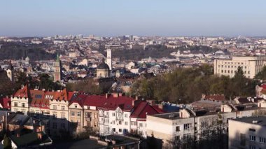 Ukrayna 'nın Lviv kentindeki eski şehrin çatıları. Avrupa şehrinin büyülü atmosferi. Şehir merkezi, belediye binası ve ana meydan..