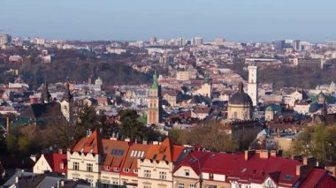 Ukrayna 'nın Lviv kentindeki eski şehrin çatıları. Avrupa şehrinin büyülü atmosferi. Şehir merkezi, belediye binası ve ana meydan..