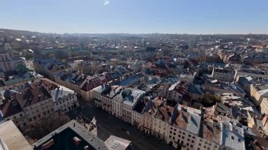 Ukrayna 'nın Lviv kentindeki eski şehrin çatıları. Avrupa şehrinin büyülü atmosferi. Şehir merkezi, belediye binası ve ana meydan..
