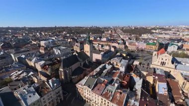 Ukrayna 'nın Lviv kentindeki eski şehrin çatıları. Avrupa şehrinin büyülü atmosferi. Şehir merkezi, belediye binası ve ana meydan..