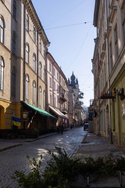 Gündüz vakti Ukrayna 'nın Lviv kentindeki eski kasaba manzarası. Avrupa şehrinin büyülü atmosferi. Şehir merkezi, belediye binası ve ana meydan..