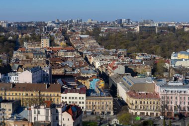 Gündüz vakti Ukrayna 'nın Lviv kentindeki eski kasaba manzarası. Avrupa şehrinin büyülü atmosferi. Şehir merkezi, belediye binası ve ana meydan..