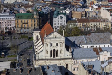 Gündüz vakti Ukrayna 'nın Lviv kentindeki eski kasaba manzarası. Avrupa şehrinin büyülü atmosferi. Şehir merkezi, belediye binası ve ana meydan..