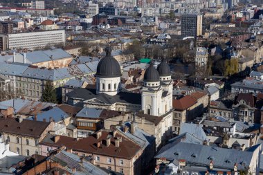 Gündüz vakti Ukrayna 'nın Lviv kentindeki eski kasaba manzarası. Avrupa şehrinin büyülü atmosferi. Şehir merkezi, belediye binası ve ana meydan..