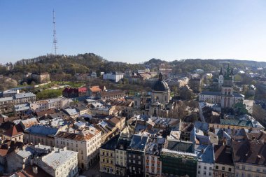 Gündüz vakti Ukrayna 'nın Lviv kentindeki eski kasaba manzarası. Avrupa şehrinin büyülü atmosferi. Şehir merkezi, belediye binası ve ana meydan..