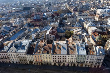 Lviv 'in ana meydanından bak. İnsanlar eski kasabada yürüyorlar. Avrupa şehrinin büyülü atmosferi.