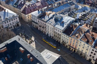 Lviv 'in ana meydanına yukarıdan bak. Tramvay eski şehirden geçiyor. Avrupa şehrinin büyülü atmosferi.