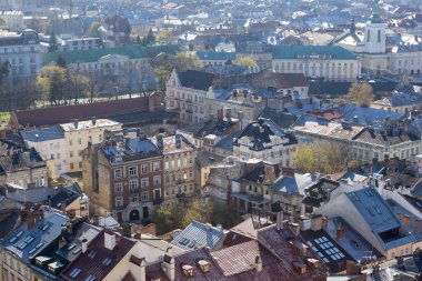 Gündüz vakti Ukrayna 'nın Lviv kentindeki eski kasaba manzarası. Avrupa şehrinin büyülü atmosferi. Şehir merkezi, belediye binası ve ana meydan..