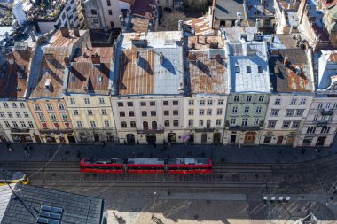 Lviv 'in ana meydanına yukarıdan bak. Tramvay eski şehirden geçiyor. Avrupa şehrinin büyülü atmosferi.