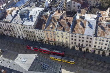 Lviv 'in ana meydanına yukarıdan bak. Tramvay eski şehirden geçiyor. Avrupa şehrinin büyülü atmosferi.