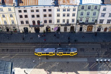 Lviv 'in ana meydanına yukarıdan bak. Tramvay eski şehirden geçiyor. Avrupa şehrinin büyülü atmosferi.