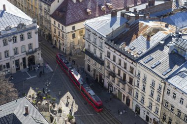 Lviv 'in ana meydanına yukarıdan bak. Tramvay eski şehirden geçiyor. Avrupa şehrinin büyülü atmosferi.