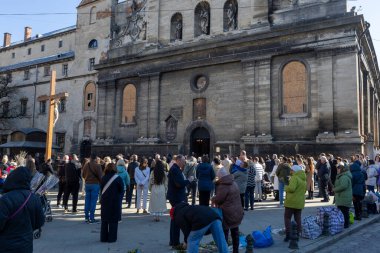 2025.04.13, Lviv, Ukrayna: Cemaat cemaatinden bir kalabalık, Pazar günü Lviv 'de bir kilisenin önünde toplandı.