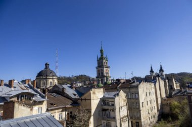 Gündüz vakti Ukrayna 'nın Lviv kentindeki eski kasaba manzarası. Avrupa şehrinin büyülü atmosferi. Şehir merkezi, belediye binası ve ana meydan..
