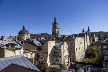 Gündüz vakti Ukrayna 'nın Lviv kentindeki eski kasaba manzarası. Avrupa şehrinin büyülü atmosferi. Şehir merkezi, belediye binası ve ana meydan..
