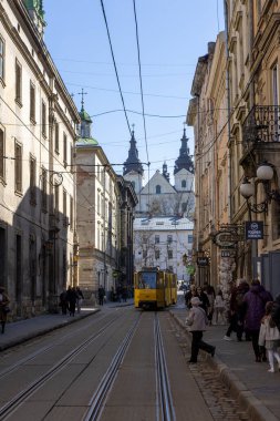 Lviv 'in ana meydanı. Old Town, Lviv 'in merkezi. Pazar Meydanı ve tramvay rayları