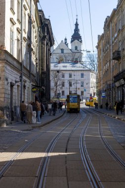 Lviv 'in ana meydanı. Old Town, Lviv 'in merkezi. Pazar Meydanı ve tramvay rayları
