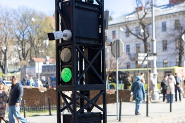Tramvaylar için operasyonel bir trafik ışığı. Şu anda yeşil ışık yanıyor. Bu da caddeyi geçmenin güvenli olduğunu gösteriyor.
